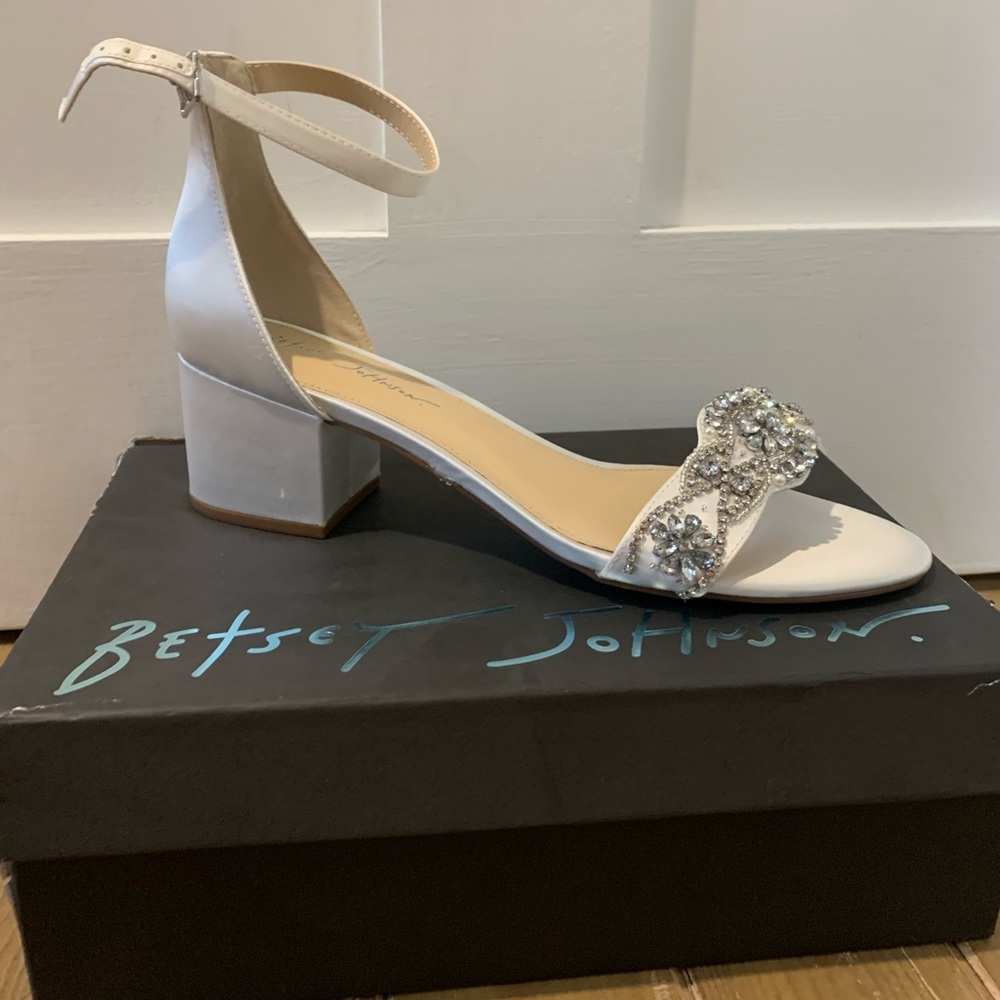 NWT Betsy Johnson satin block heel